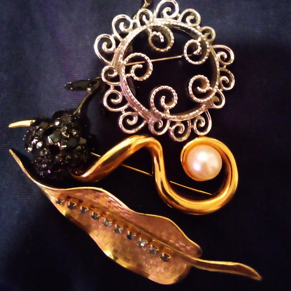 Lot Of 4 Vintage Brooches Pins Leaf Avon Black Flower